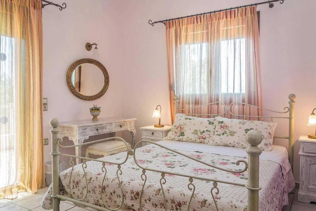 Villa Ouranos In Pefkias Skopelos Town Bagian luar foto